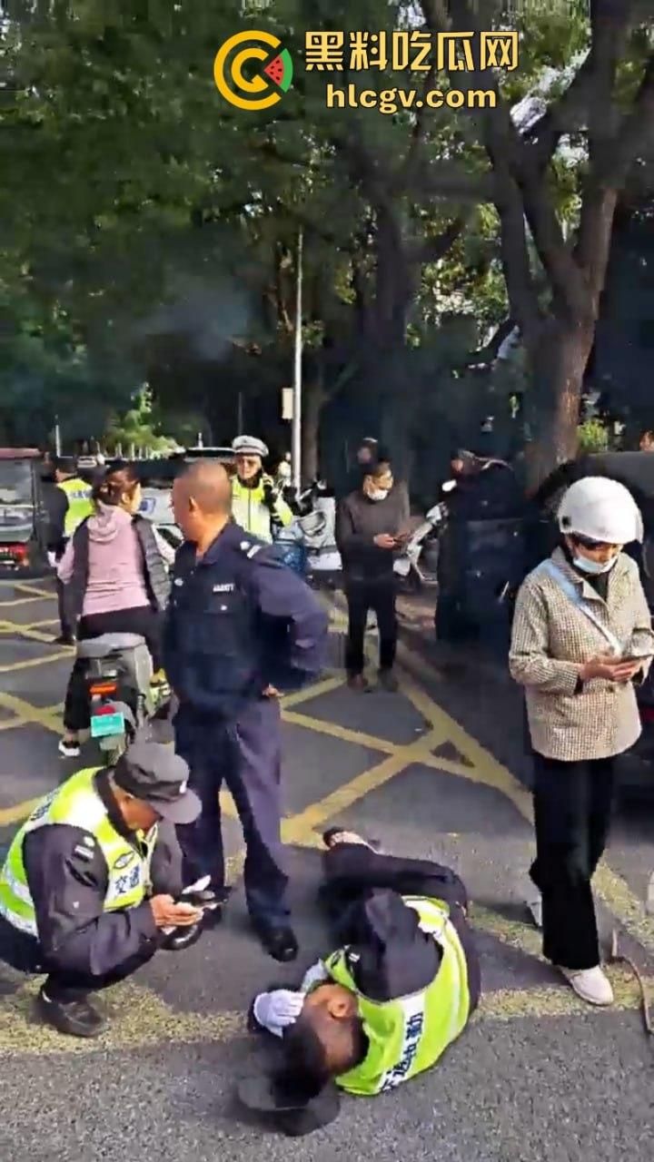 “我勒个骚刚！车子自己跑的”苏州吴江区女子驾车操作不当 路灯杆前的惊魂一撞致多人受伤！-4