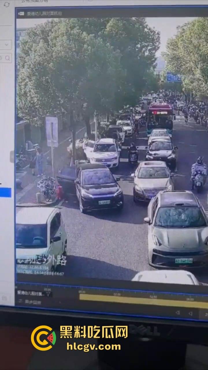 “我勒个骚刚！车子自己跑的”苏州吴江区女子驾车操作不当 路灯杆前的惊魂一撞致多人受伤！-7