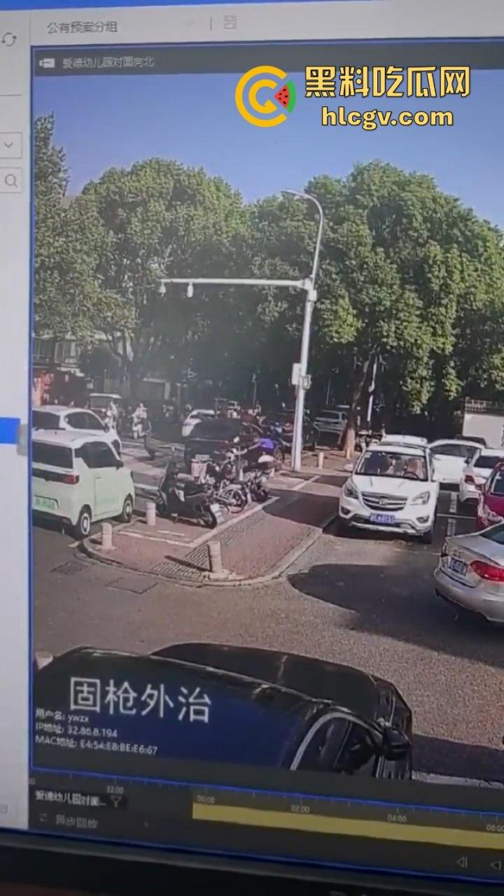 “我勒个骚刚！车子自己跑的”苏州吴江区女子驾车操作不当 路灯杆前的惊魂一撞致多人受伤！-9