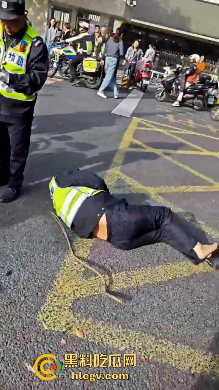 “我勒个骚刚！车子自己跑的”苏州吴江区女子驾车操作不当 路灯杆前的惊魂一撞致多人受伤！-11