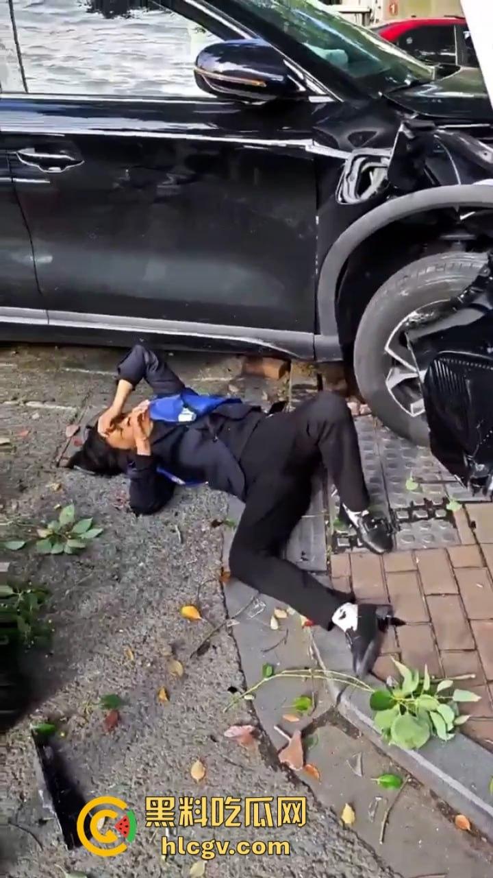 “我勒个骚刚！车子自己跑的”苏州吴江区女子驾车操作不当 路灯杆前的惊魂一撞致多人受伤！-12