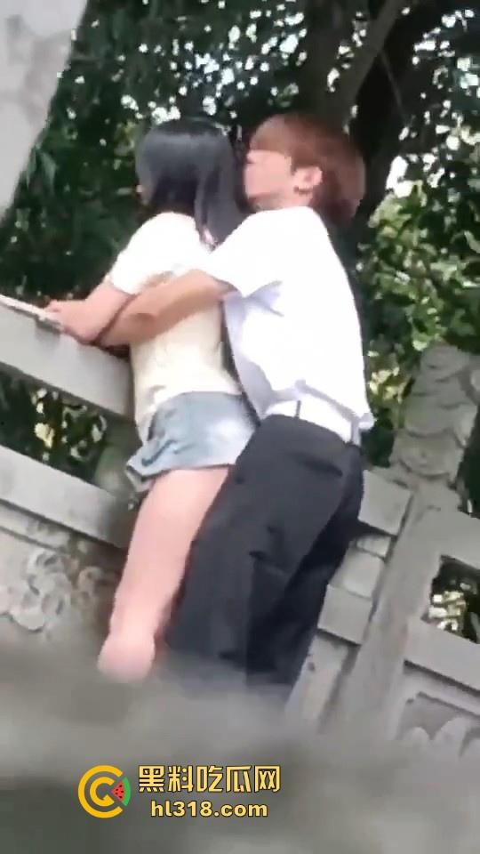 这世道还是黄毛牛逼！精神小伙桥上无套后入学生妹，清纯嫩妹翘起肥臀配合，羡慕黄毛！-7