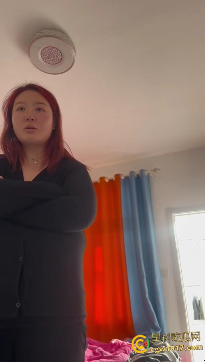 趁老公不在把情人带回家偷情，却没想到被逮个正着，里面穿个吊带大奶一晃一晃的，估计是想跟情人玩花的 ！-4