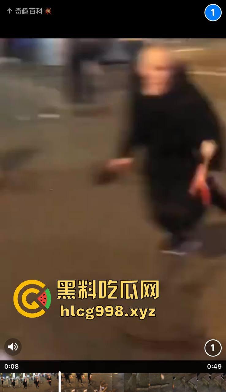 柳州光头疯子持刀砍人被围攻，摊贩齐心棍棒齐下，寡不敌众狼狈逃窜！-4