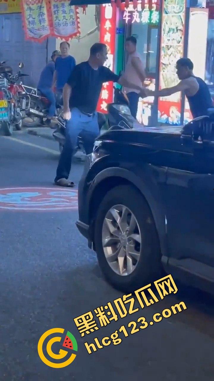 背心哥PK摩托车选手！见一次打一次，背心哥为何如此讨厌摩托车手？-4