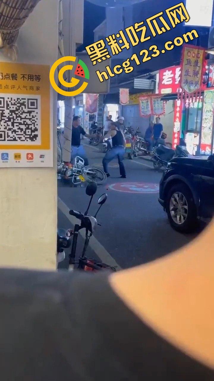 背心哥PK摩托车选手！见一次打一次，背心哥为何如此讨厌摩托车手？-6