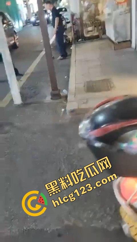 背心哥PK摩托车选手！见一次打一次，背心哥为何如此讨厌摩托车手？-7