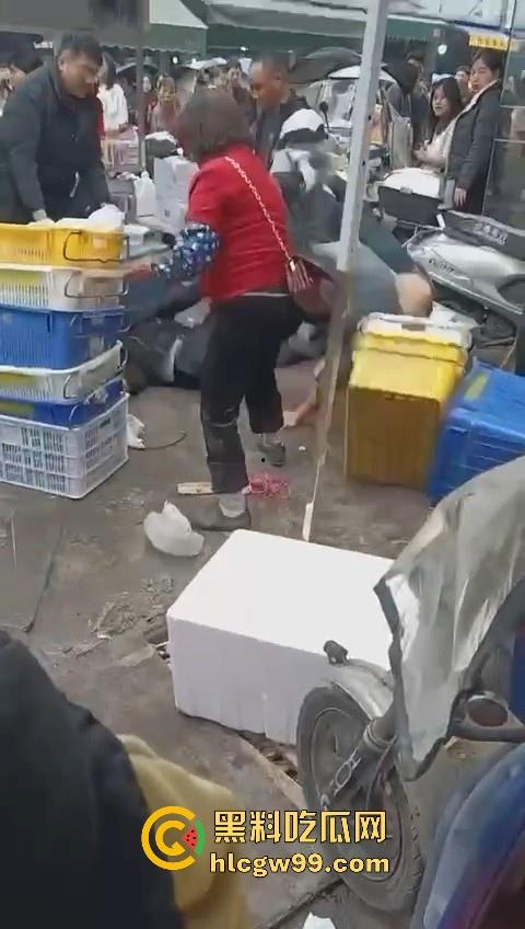 广东汕头潮阳西胪市场因生意太曝火而遭同行报复，现当事人已进医院，现场惨烈曝光！-6