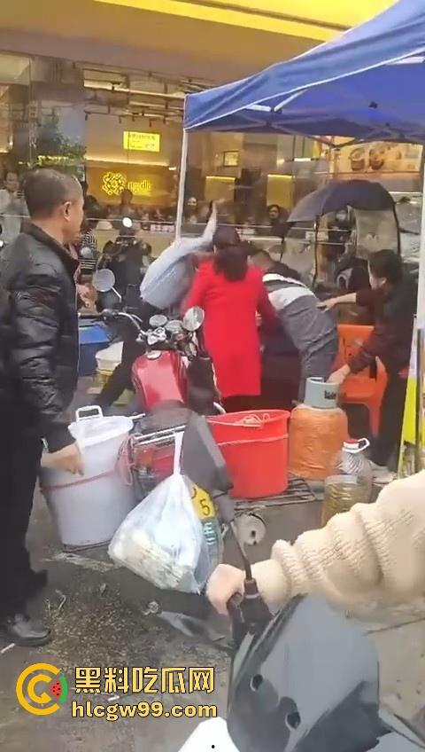 广东汕头潮阳西胪市场因生意太曝火而遭同行报复，现当事人已进医院，现场惨烈曝光！-11