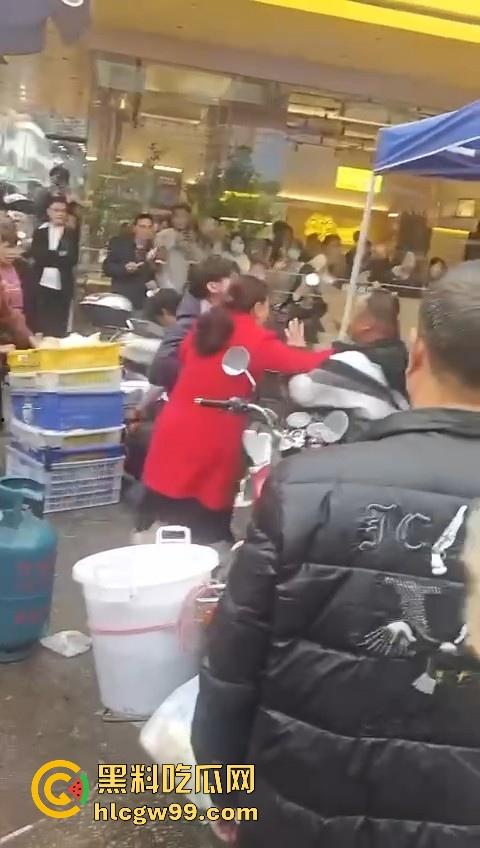 广东汕头潮阳西胪市场因生意太曝火而遭同行报复，现当事人已进医院，现场惨烈曝光！-13