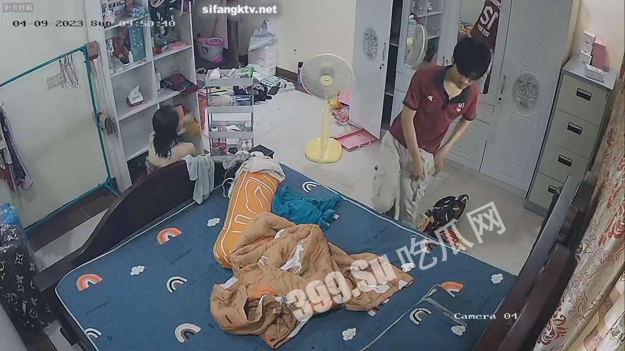 黑客破解摄像头 偷拍小姐姐老公不在家被黝黑中年大叔骗开房门扒光衣服强上 无力反抗-8